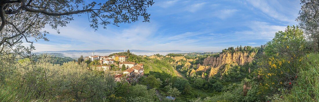typische Landschaft des Valdarno mit dem Balze und dem Dorf Persignano, Terranuova Bracciolini, Arezzo, Toskana, Italien