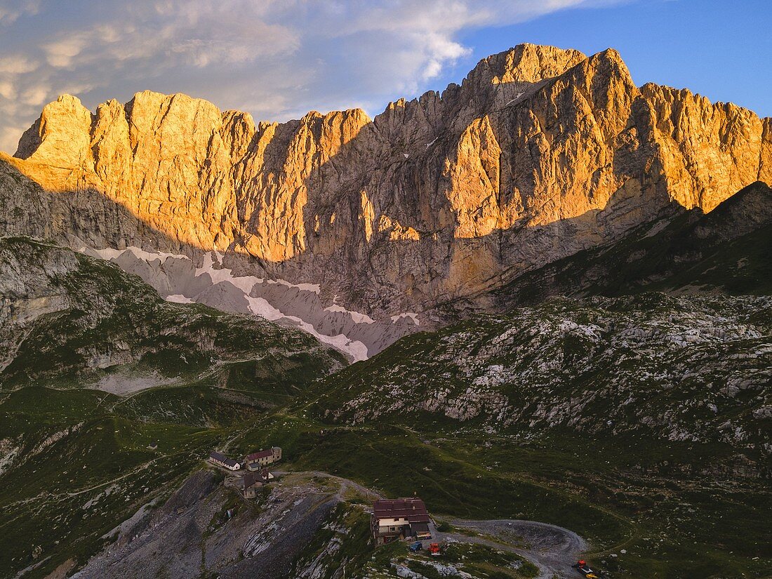 Mount Presolana, Luftbild bei Sonnenuntergang in Orobie Alpen, Bergamo Provinz, Lombardei Bezirk, Italien, Europa.
