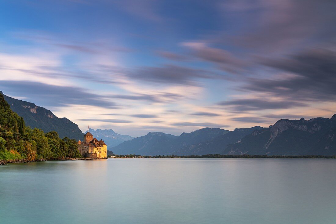 Schloss Chillon (Château de Chillon) am Ufer des Genfersees bei Sonnenuntergang, Veytaux, Montreux, Kanton Waadt, Schweiz