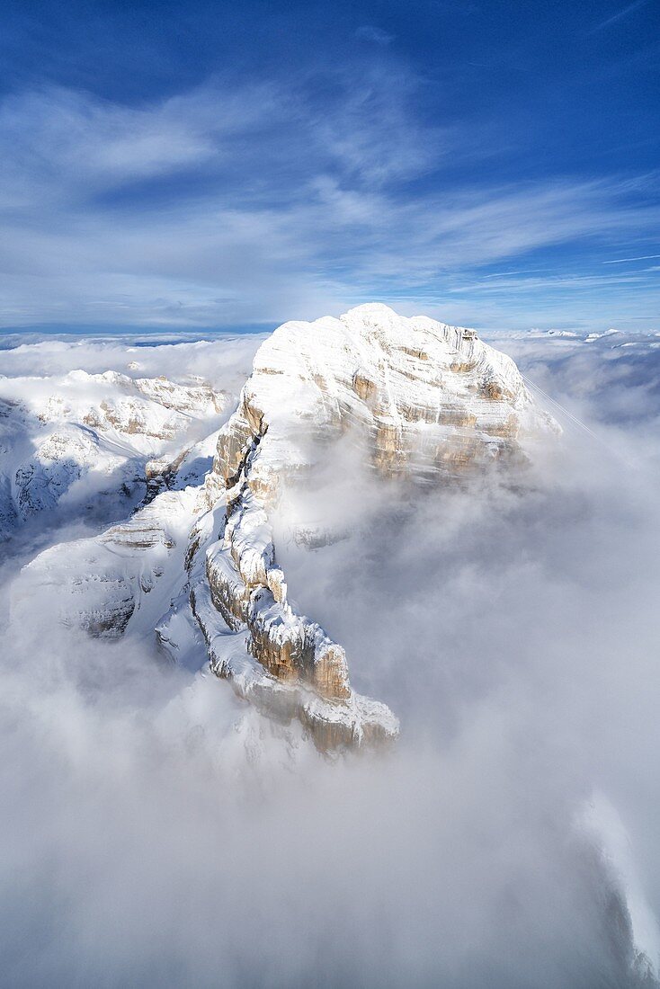 Winterluftaufnahme von Tofana di Mezzo und Seilbahn Freccia nel Cielo im Nebel, Dolomiten, Provinz Belluno, Venetien, Italien