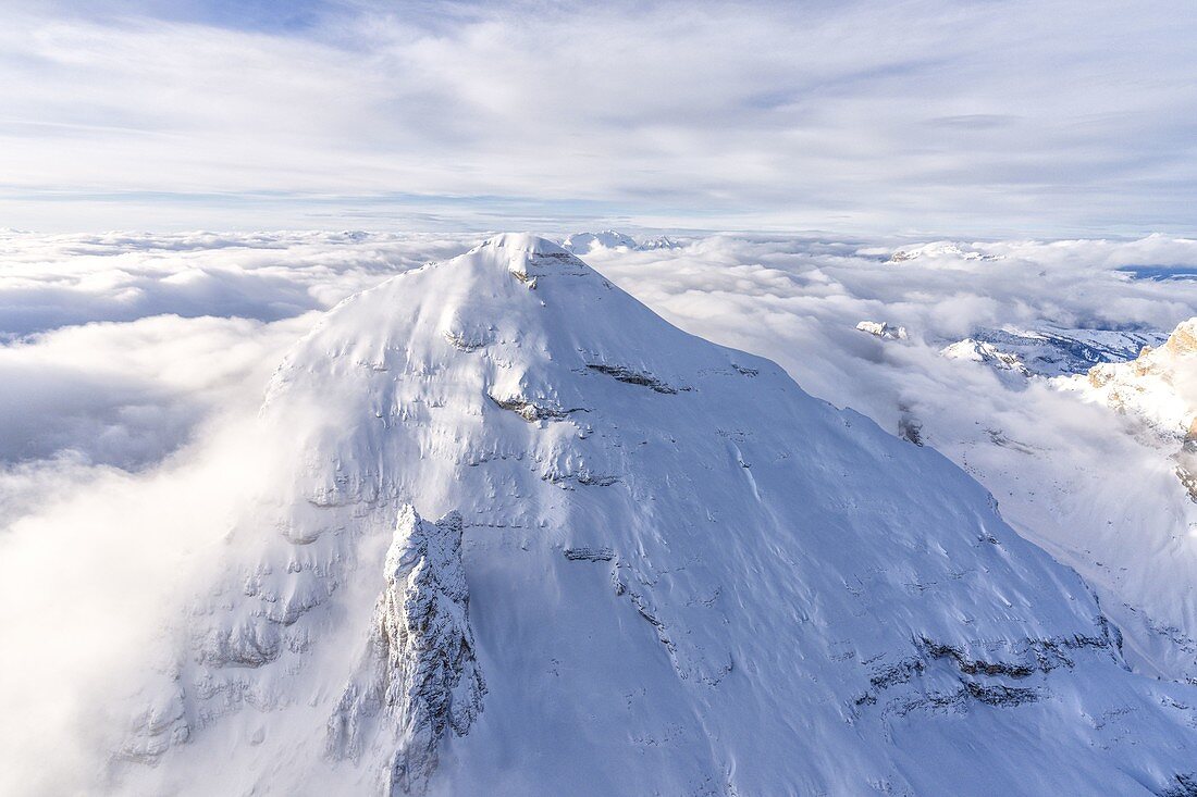 Luftaufnahme von Tofana di Rozes bedeckt mit Schnee, Dolomiten, Provinz Belluno, Venetien, Italien