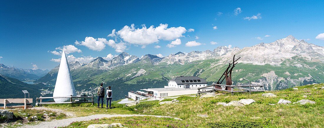 Paar, das Berge von der Standseilbahnstation bei Muottas Muragl, Samedan, Kanton Graubunden, Engadin, Schweiz bewundert