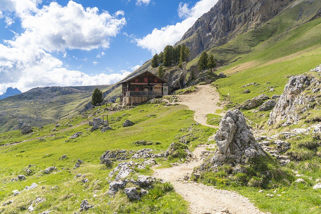 Rifugio Sandro Pertini Hütte im Sommer entlang des Weges um die Sassolungo Gruppe, Dolomiten, Val di Fassa, Trentino, Italien