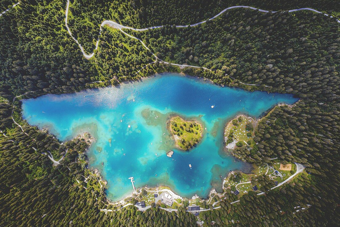 Türkisfarbenes Wasser des Caumasee-Sees und der Wälder von oben, Luftaufnahme, Flims, Kanton Graubunden, Schweiz