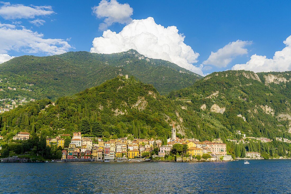 Varenna und umgebende Berge gesehen von der Fähre, Comer See, Provinz Lecco, Lombardei, Italien