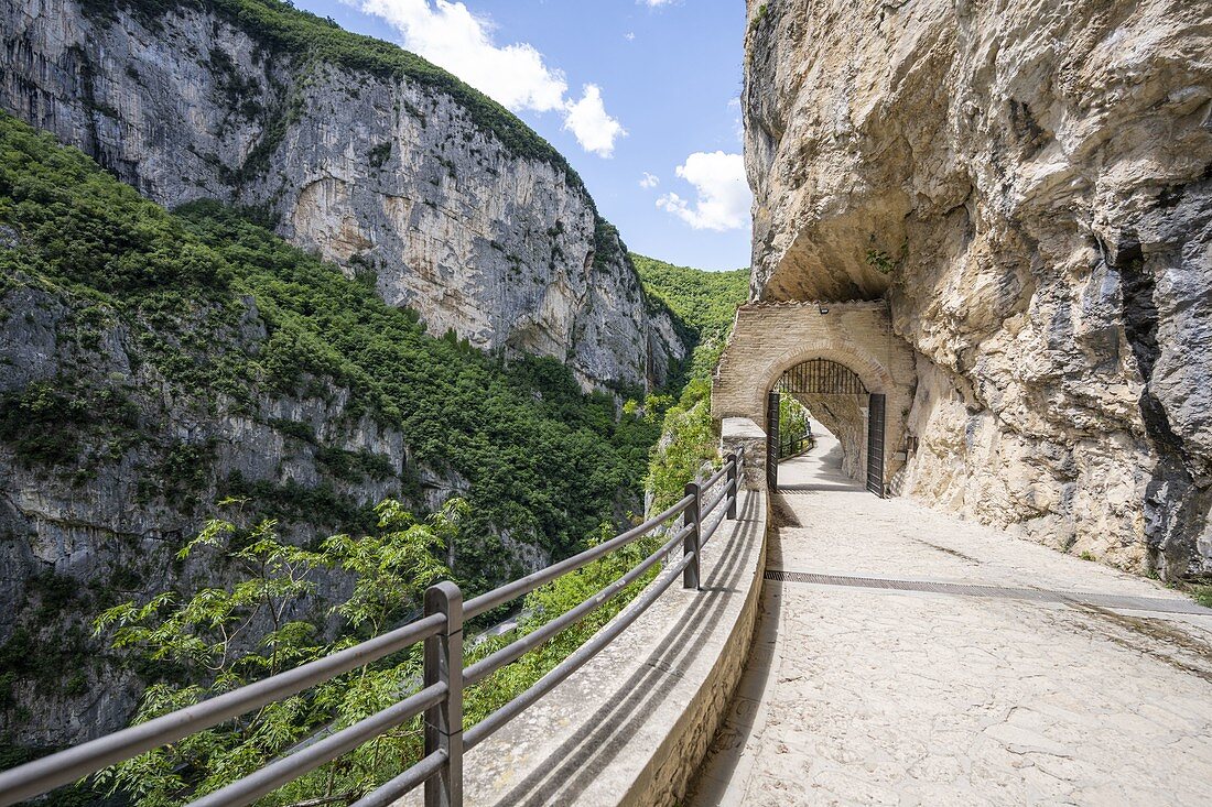 Via crucis für den Valadier-Tempel, Genga, Provinz Ancona, Marken, Italien