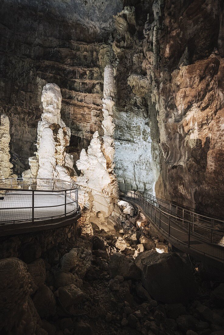 Frasassi-Höhlen, atemberaubende Felsformationen unter riesigen Felsenhöhlen in der Nähe des Dorfes Frasassi, Bezirk Genga, Provinz Ancona, Marken, Italien