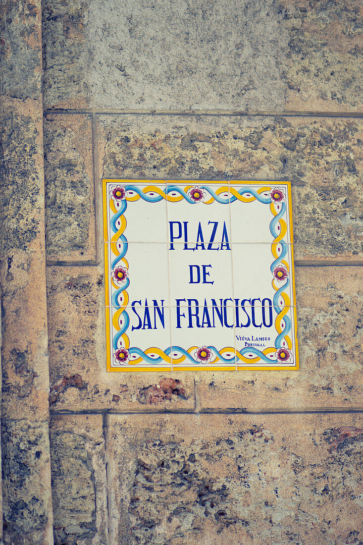 Mosaik-Straßenschild Plaza de San Francisco aus Fliesen in Habana Vieja, Havanna, Kuba