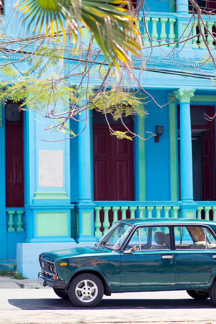 Oldtimer vor einem blauen Gebäude in Pinar del Rio, Kuba