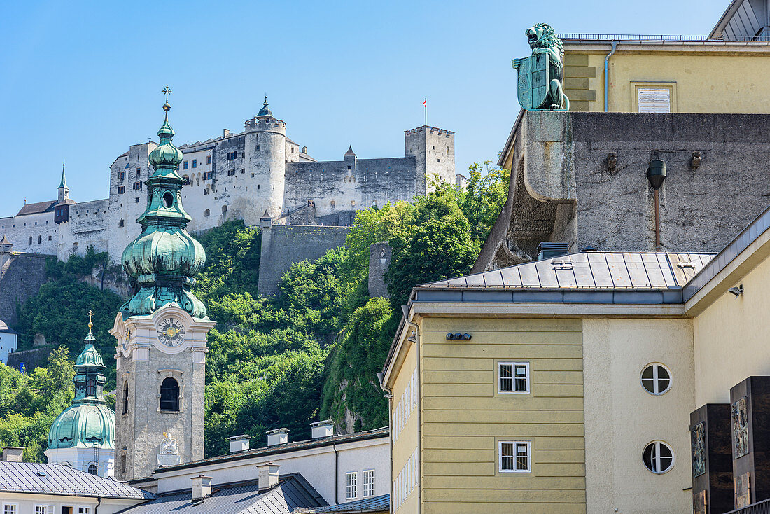 Festspielhaus, Stiftskirche von St. Peter und Festung Hohensalzburg in Salzburg, Österreich