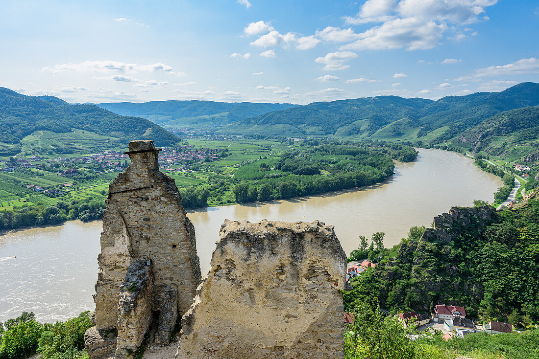 Blick von der Ruine Dürnstein auf Dürnstein und das Donautal, Wachau, Niederösterreich, Österreich