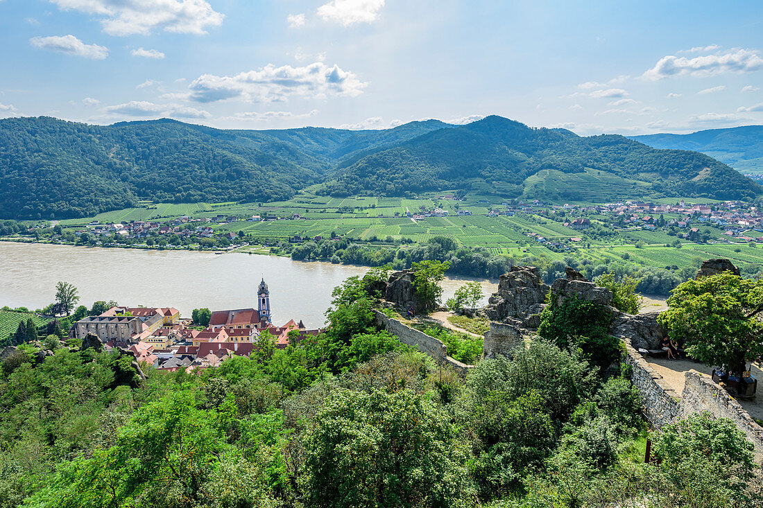 Blick von der Ruine Dürnstein auf Dürnstein und das Donautal, Wachau, Niederösterreich, Österreich