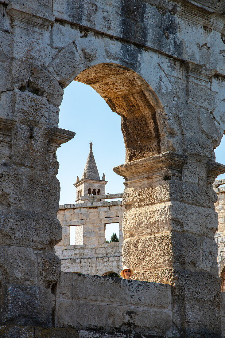 Kirchturm gesehen durch Torbogen von römisches Amphitheater Pula Arena, Pula, Istrien, Kroatien, Europa