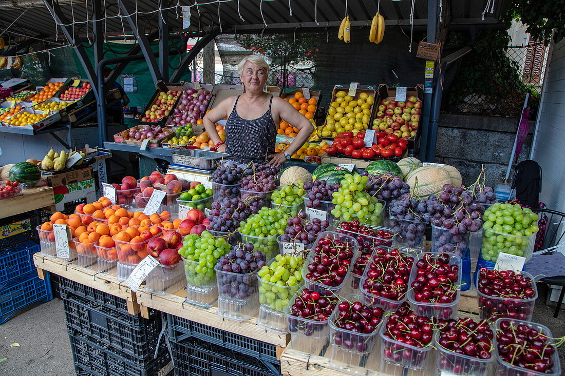 Frau verkauft Kirschen und andere Früchte an einem Marktstand, Pula, Istrien, Kroatien, Europa