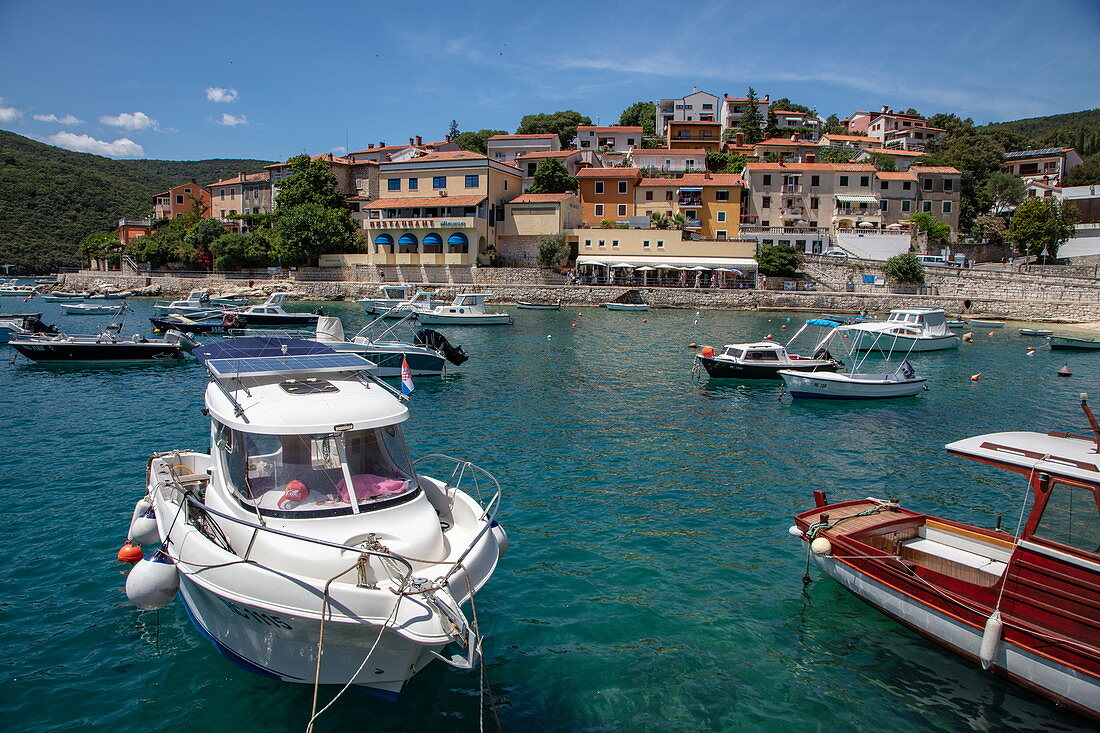 Kleine Fischer- und Vergnügungsboote vor Anker nahe Strand, Rabac, Istrien, Kroatien, Europa