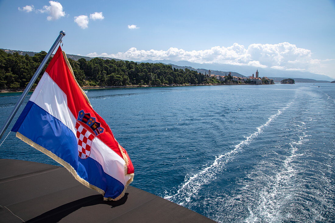 Kroatische Nationalflagge an Bord von Kreuzfahrtschiff, nahe Rab, Primorje-Gorski Kotar, Kroatien, Europa