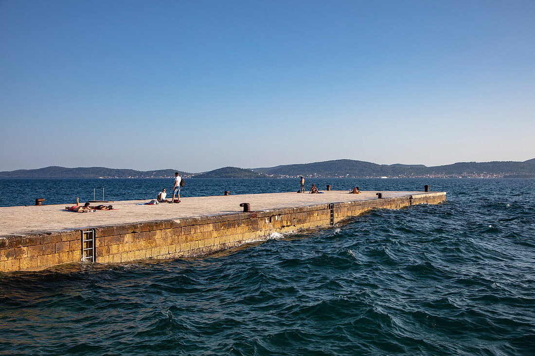Menschen am Pier, Zadar, Zadar, Kroatien, Europa