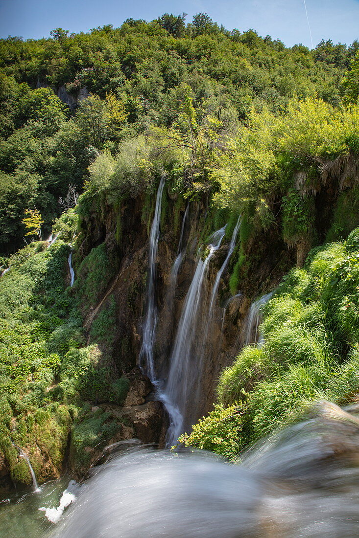 Wasserfälle und Wald, Nationalpark Plitvicer Seen, Lika-Senj, Kroatien, Europa