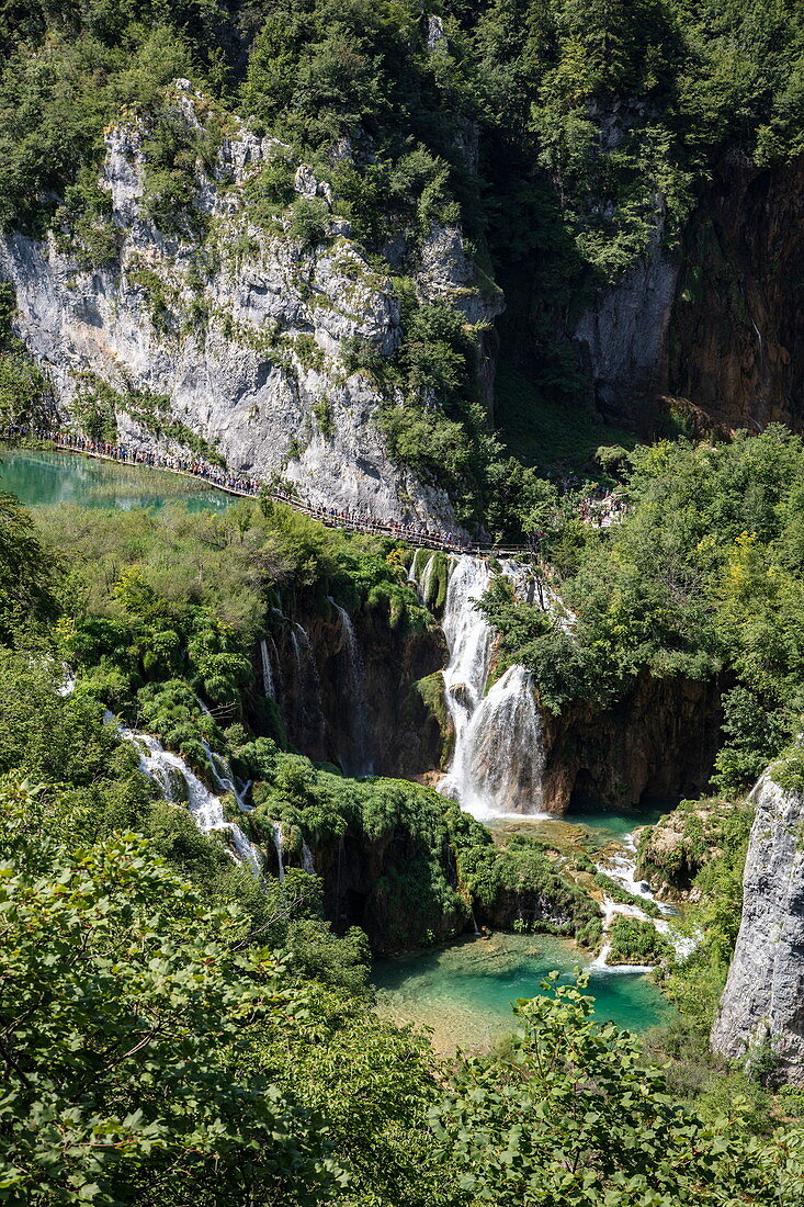 Blick auf Pools und Wasserfälle, Nationalpark Plitvicer Seen, Lika-Senj, Kroatien, Europa