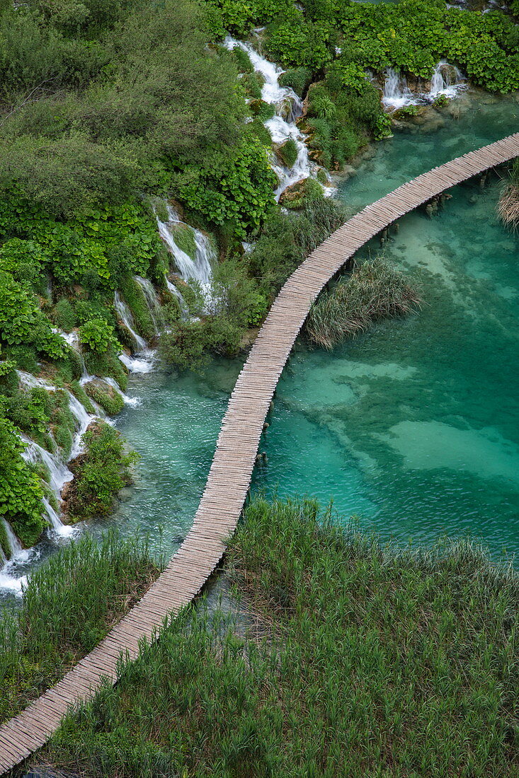Blick auf Holzbohlenpfad über Pool mit Wasserfällen, Nationalpark Plitvicer Seen, Lika-Senj, Kroatien, Europa