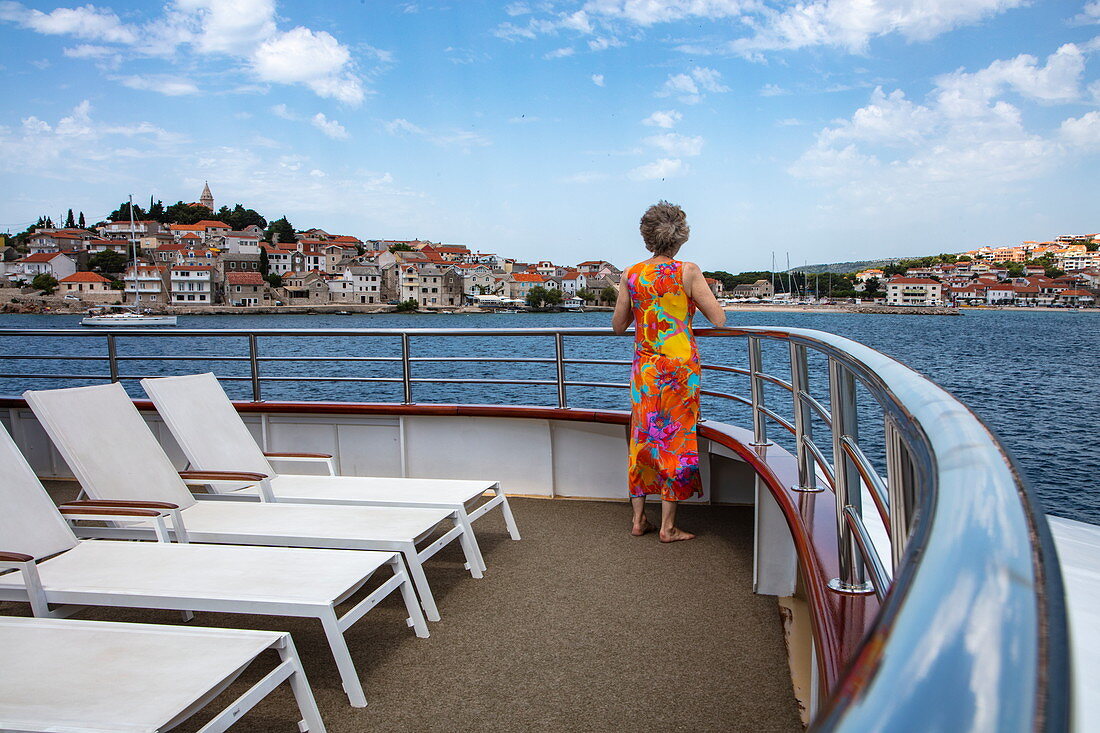 Frau steht am Geländer von Kreuzfahrtschiff, Primosten, Šibenik-Knin, Kroatien, Europa