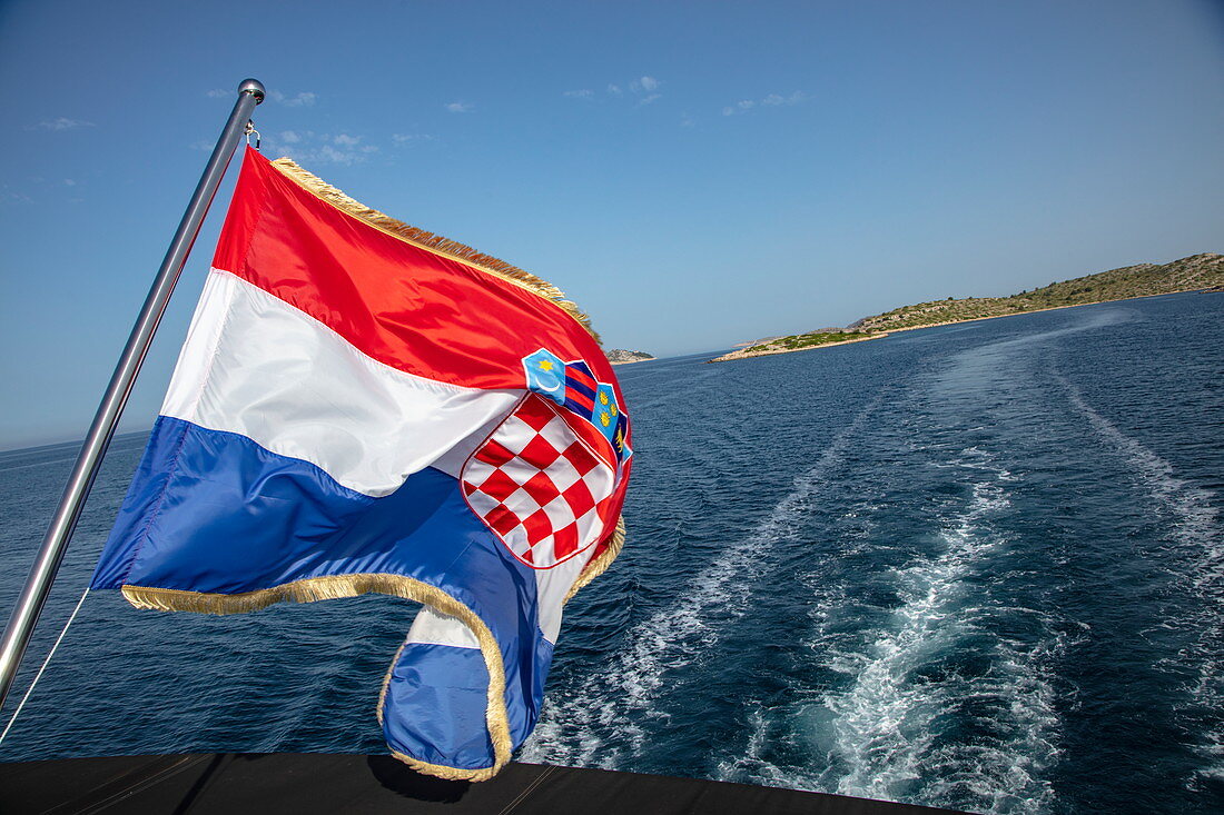 Kroatische Nationalflagge an Bord von Kreuzfahrtschiff, Nationalpark Kornati-Inseln, Šibenik-Knin, Kroatien, Europa