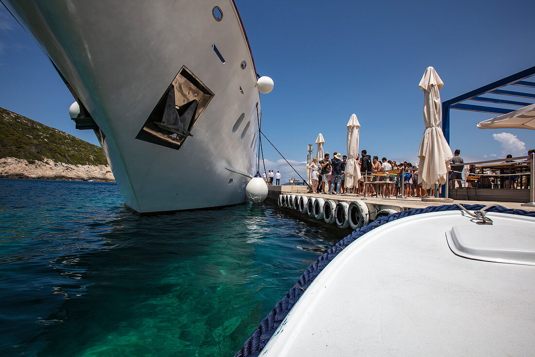 Front von Ausflugsboot unter dem Bug von Kreuzfahrtschiff, nahe Vis, Vis, Split-Dalmatien, Kroatien, Europa