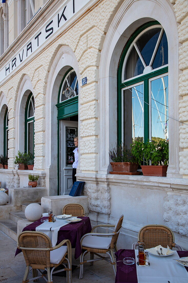Kellnerin in der Tür eines Restaurants, Vis, Vis, Split-Dalmatien, Kroatien, Europa