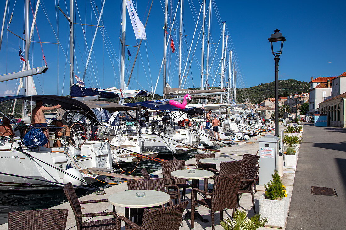 Segelboote und Strandpromenade der Stadt mit Sitzgelegenheiten von Restaurants im Freien, Vis, Vis, Split-Dalmatien, Kroatien, Europa