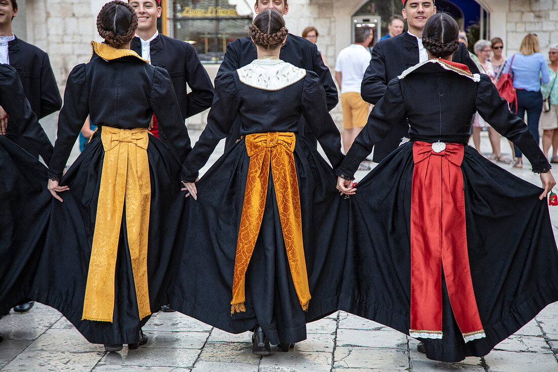 Folklore-Performance einer Tanzgruppe in Trachten in der Altstadt, Split, Split-Dalmatien, Kroatien, Europa