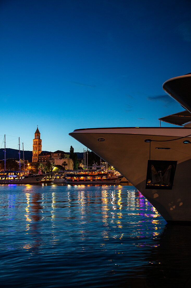 Bug von Kreuzfahrtschiff mit Hafen und Stadt in der Abenddämmerung, Split, Split-Dalmatien, Kroatien, Europa