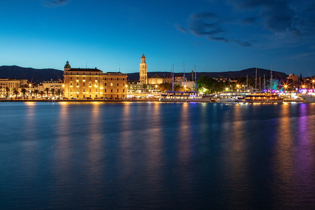 Hafen und Stadt in der Abenddämmerung, Split, Split-Dalmatien, Kroatien, Europa