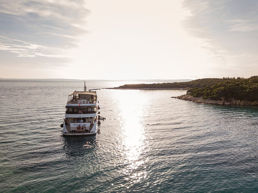 Luftaufnahme von Kreuzfahrtschiff in unberührter Bucht, nahe Kampor, Primorje-Gorski Kotar, Kroatien, Europa