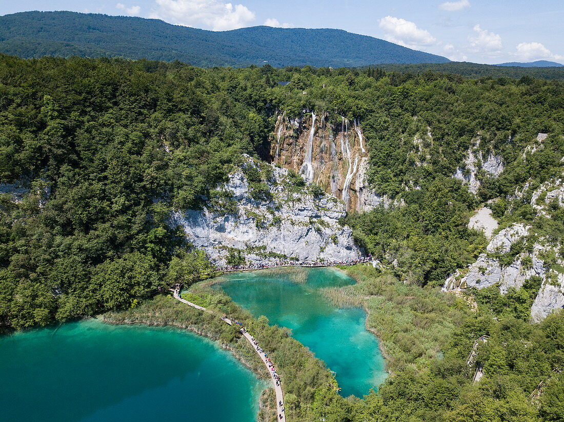Luftaufnahme von Wasserfällen und Holzbodenpfaden inmitten von Seen, Nationalpark Plitvicer Seen, Lika-Senj, Kroatien, Europa