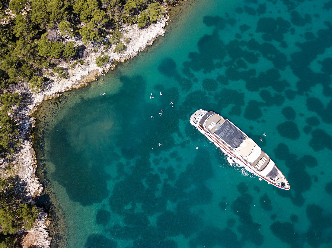 Luftaufnahme von Kreuzfahrtschiff in unberührter Bucht, nahe Rab, Primorje-Gorski Kotar, Kroatien, Europa