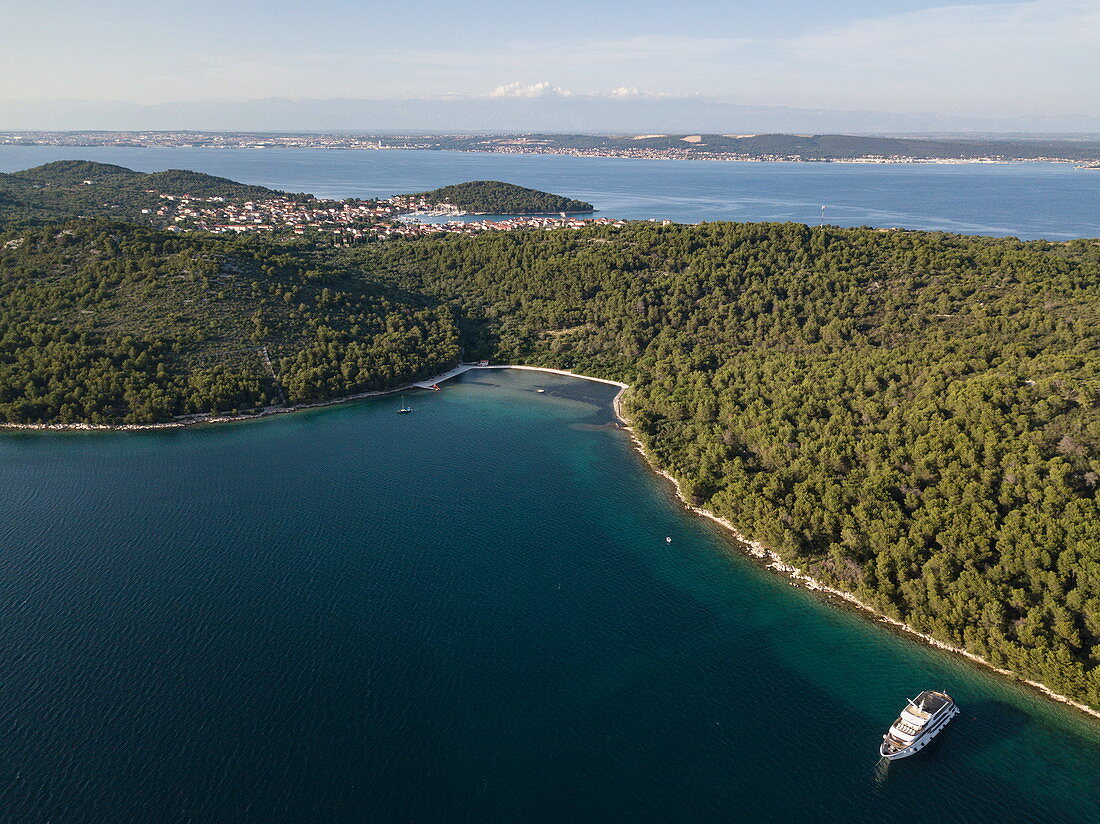 Luftaufnahme von Kreuzfahrtschiff vor Anker in unberührter Bucht, nahe Kukljica, Zadar, Kroatien, Europa