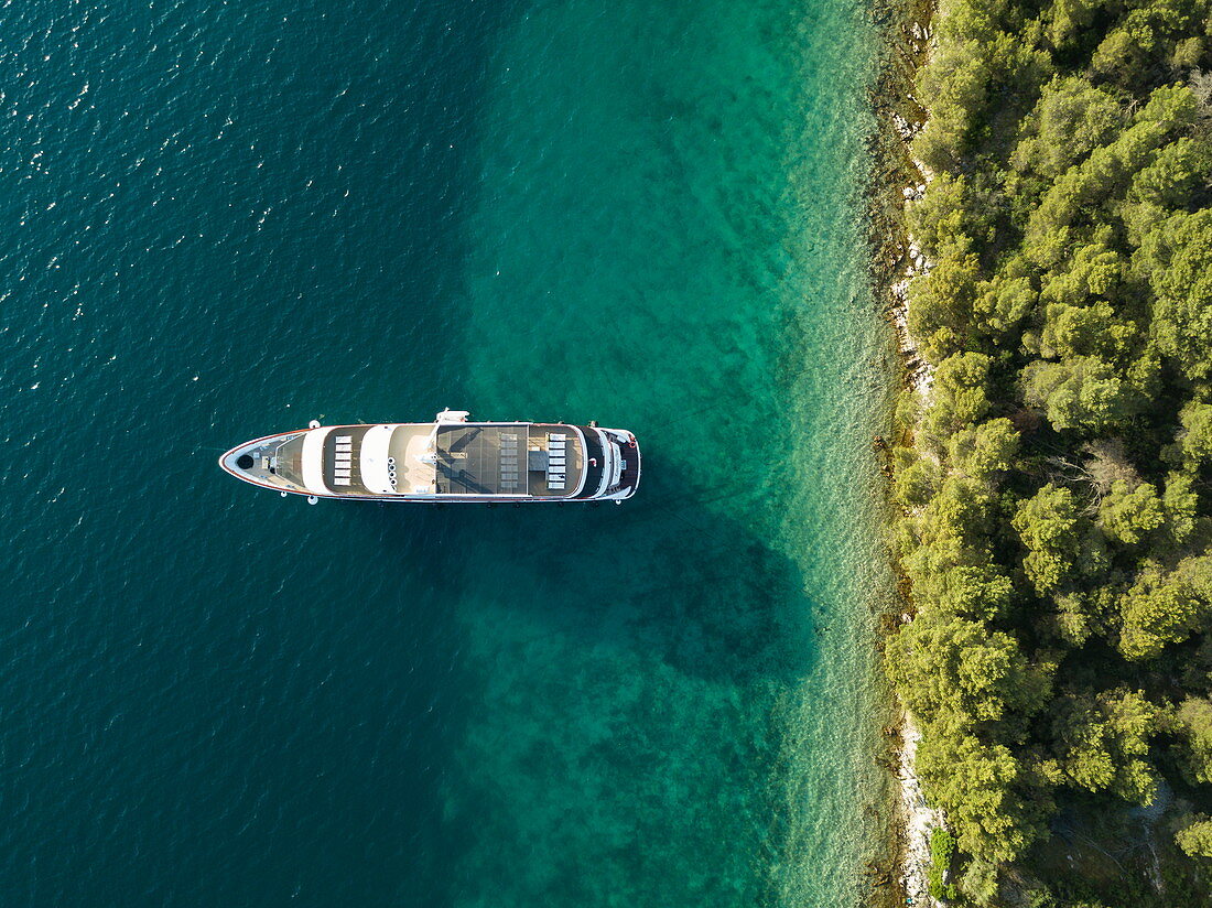 Luftaufnahme von Kreuzfahrtschiff in unberührter Bucht, nahe Kukljica, Zadar, Kroatien, Europa