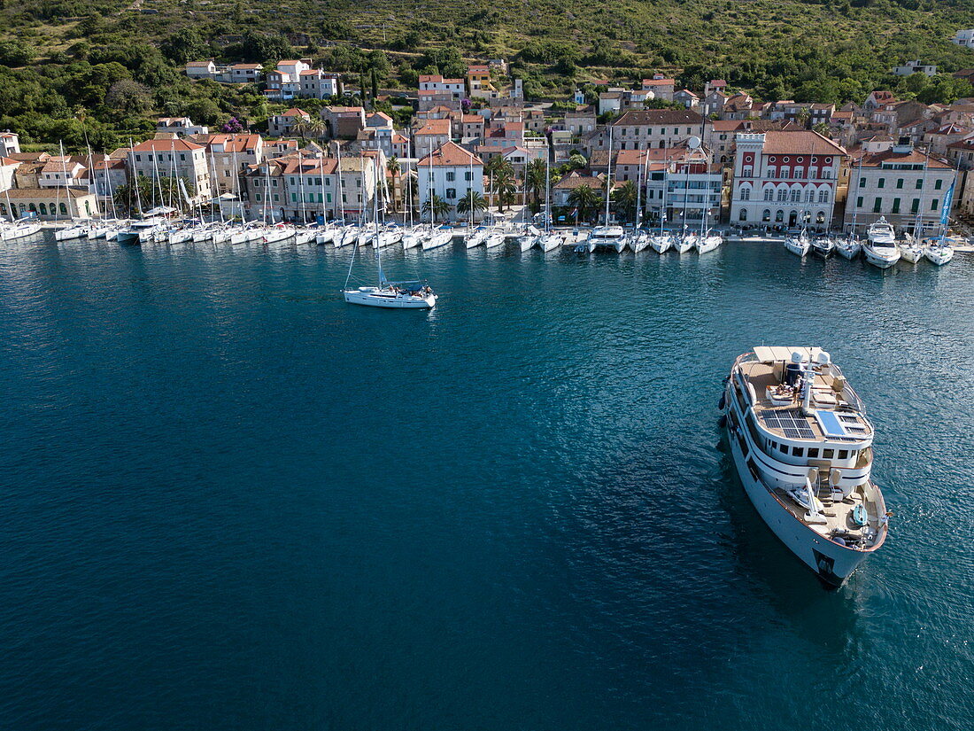 Luftaufnahme von Booten angedockt neben Altstadt, Vis, Vis, Split-Dalmatien, Kroatien, Europa