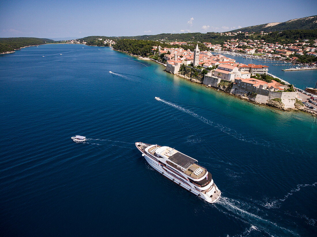 Luftaufnahme von Kreuzfahrtschiff MS Romantic Star mit Stadt dahinter, nahe Rabac, Istrien, Kroatien, Europa