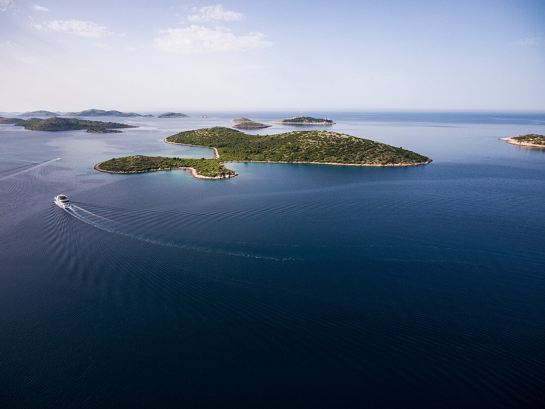 Luftaufnahme von Kreuzfahrtschiff in der Adria mit Inseln dahinter, Nationalpark Kornati-Inseln, Šibenik-Knin, Kroatien, Europa