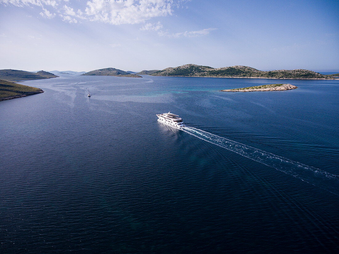 Luftaufnahme von Kreuzfahrtschiff in der Adria mit Inseln dahinter, Nationalpark Kornati-Inseln, Šibenik-Knin, Kroatien, Europa