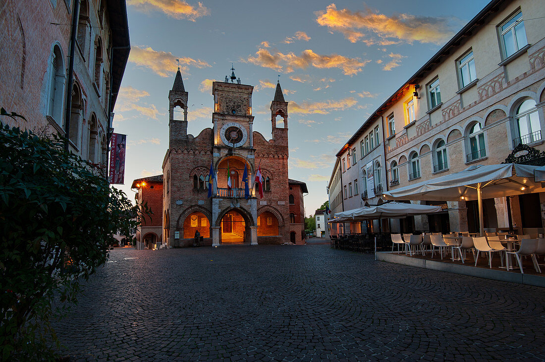 Das mittelalterliche Rathaus von Pordenone in der Region Friaul-Julisch Venetien ist das Wahrzeichen der Stadt. Italien