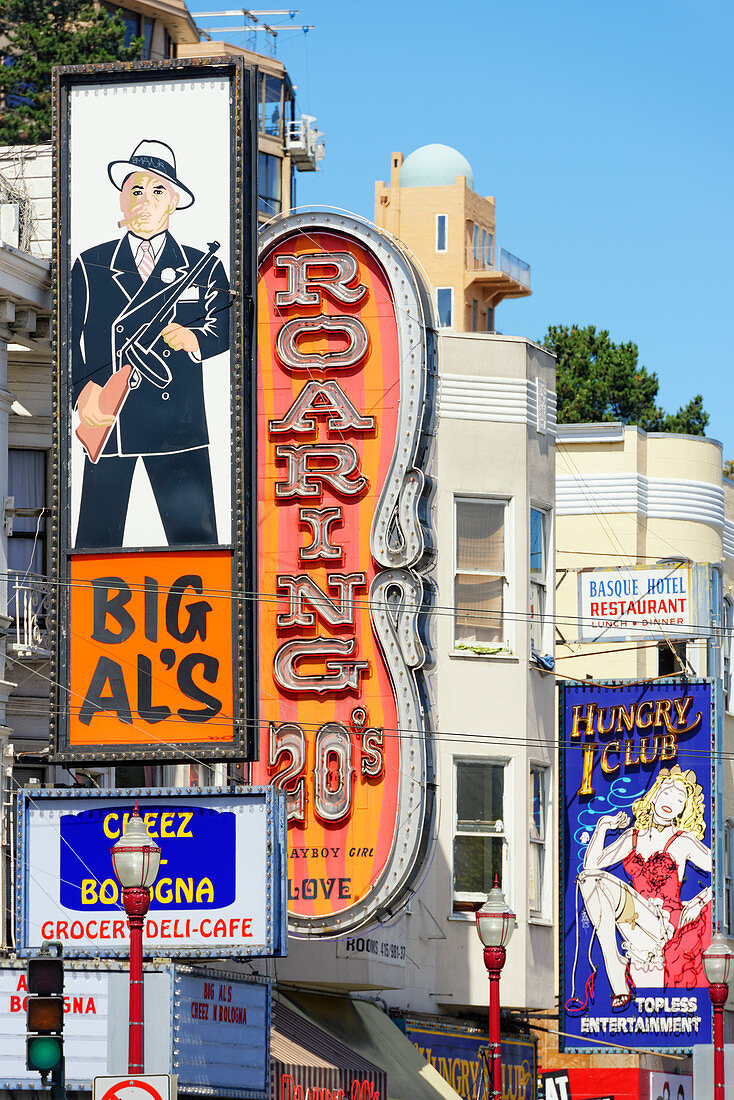 Clubschilder an Gebäuden im Bezirk North Beach, San Francisco, Kalifornien, USA