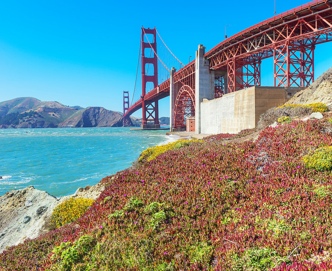 Ansicht der Golden Gate Bridge vom Bakery beach, San Francisco, Kalifornien, USA