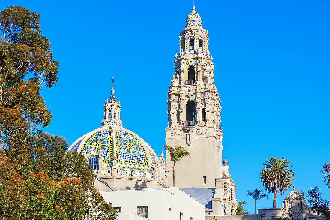 St. Francis Chapel Kuppeln und Glockenturm über dem Museum of Man, Balboa Park, San Diego, Kalifornien, USA