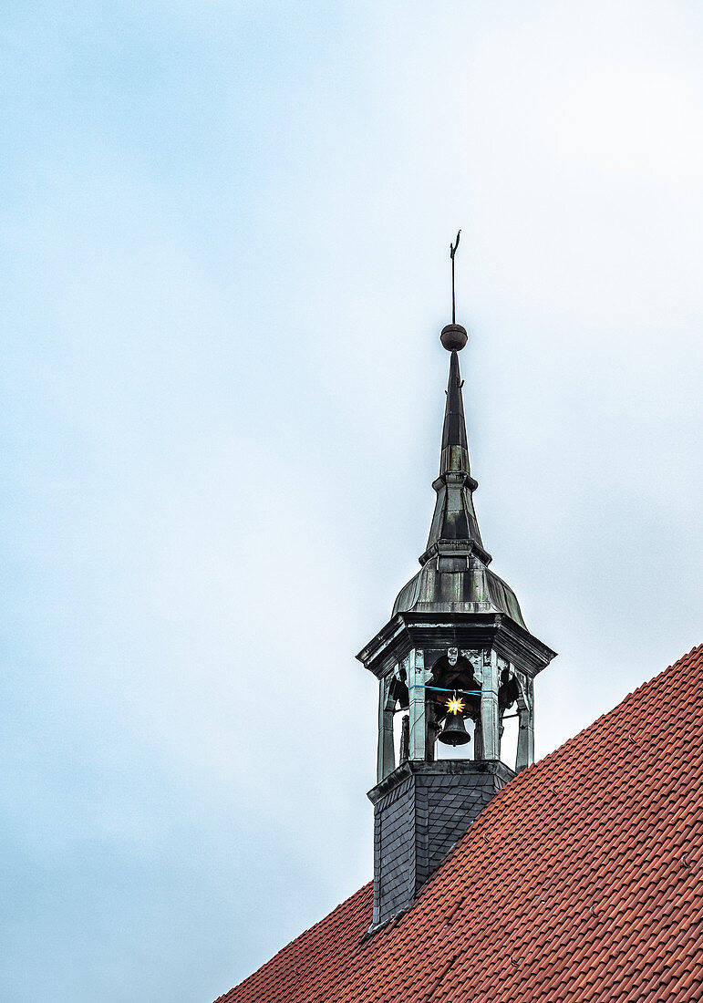 Blick auf einen Glockenturm in Wismar, Deutschland
