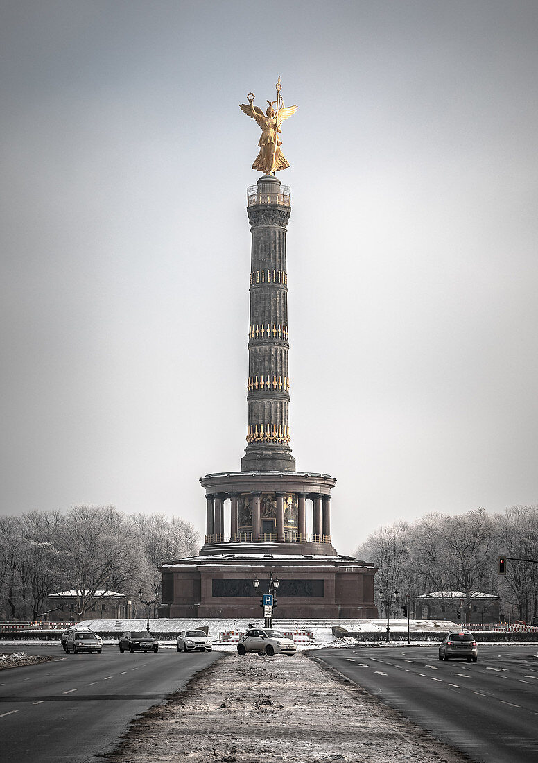 Blick auf die Siegessäule in Berlin mit Schnee, Berlin, Deutschland