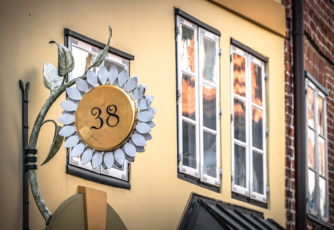 Ladenschild in Form einer Blume in der Altstadt von Lüneburg, Niedersachsen, Deutschland