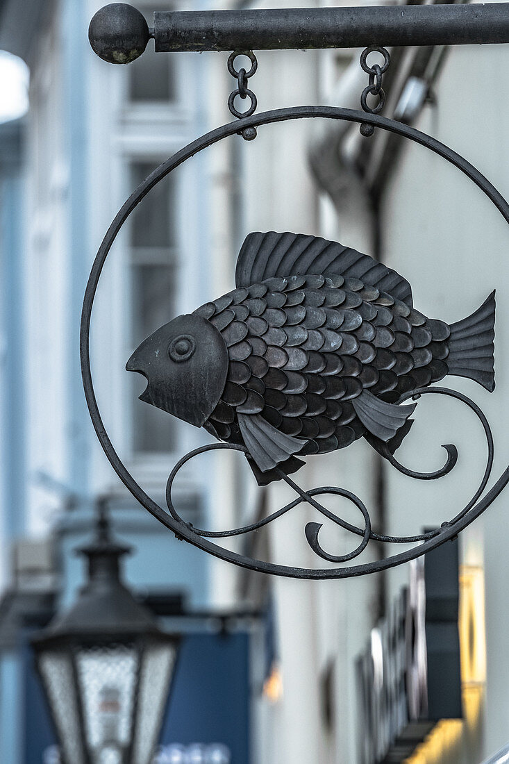 Ladenschild eines Fischrestaurants in Lüneburg, Niedersachsen, Deutschland