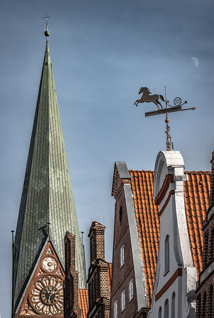 Blick auf den schiefen Turm von Lüneburg, Niedersachsen, Deutschland